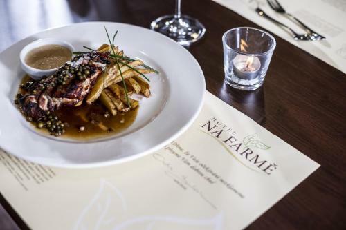 Hotel Na Farm? Cho?ovice