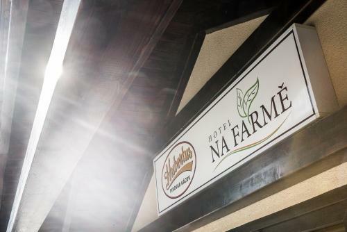 Hotel Na Farm? Cho?ovice