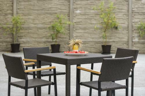 Hotel Na Farm? Cho?ovice