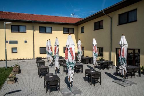 Hotel Na Farm? Cho?ovice