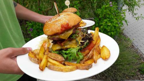 Hotel Na Farm? Cho?ovice