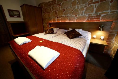 Apartments & Suites ?lut� Hru?ka