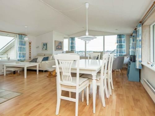 Three-bedroom Holiday Home In Henne 8