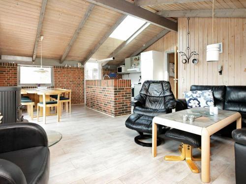 Three-bedroom Holiday Home In Henne 13