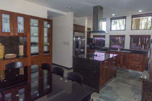6 Bedroom House With Ocean Views Hermosa Palms #110