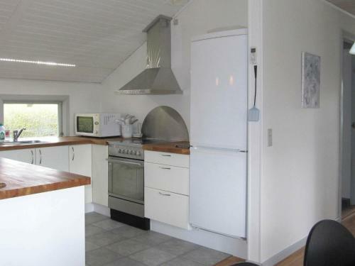 Three-bedroom Holiday Home In Stubbek�bing