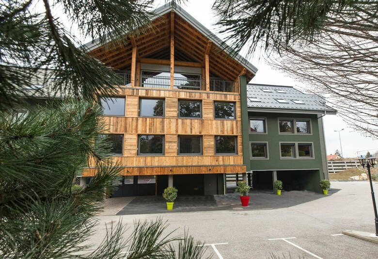 Hotel Les Cabanes De La Maison Rouge