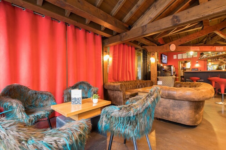 Hotel Les Cabanes De La Maison Rouge
