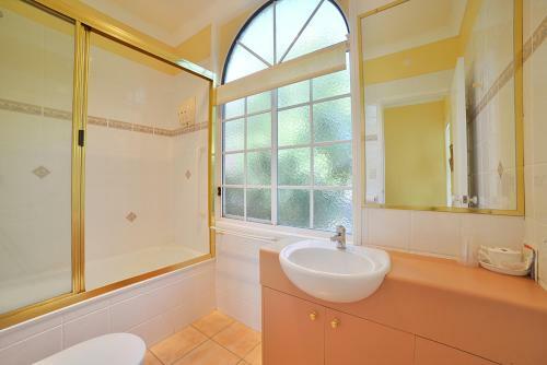 Lodge Cooroy Country Cottages