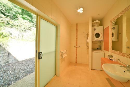 Lodge Cooroy Country Cottages