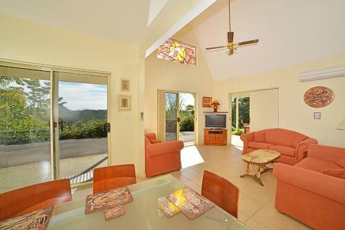 Lodge Cooroy Country Cottages