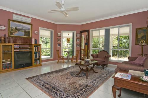 Lodge Cooroy Country Cottages