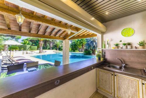 Puget-sur-argens Villa Sleeps 8 Wifi