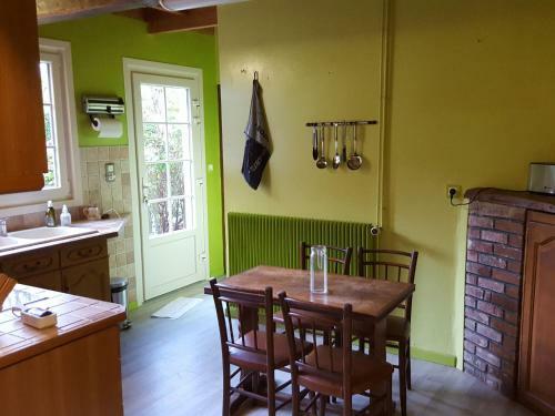 Spacious Holiday Home With Jacuzzi In Gueschart
