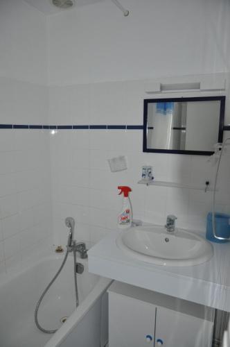 Maison Jumel�e Dans Residence Avec Piscine - 13701