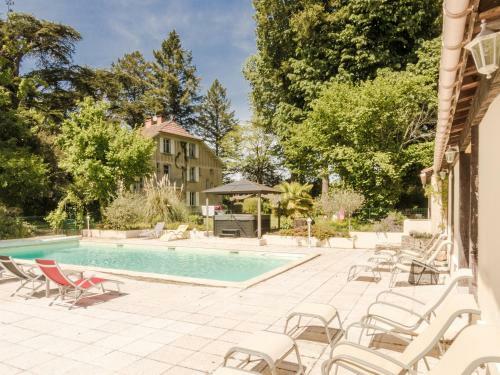 Quaint Holiday Home In Lalinde With Jacuzzi