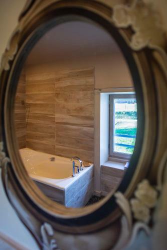Les Deux Abbesses En Vert | La Grande Maison B&B