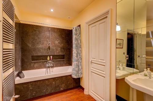 Agroturismo Tocqueville-les-murs Chateau Sleeps 10 Wifi