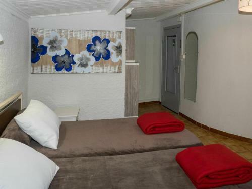 Cozy Cottage In Uzer With Swimming Pool