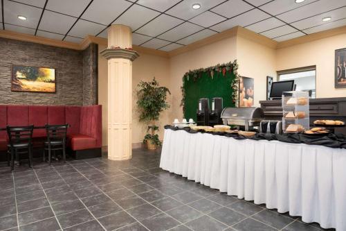 Hotel Admiral Inn & Suites