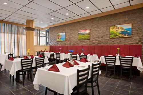 Hotel Admiral Inn & Suites