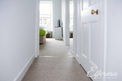 Edinburgh New Town Apartment - Elforma - Barony Suite