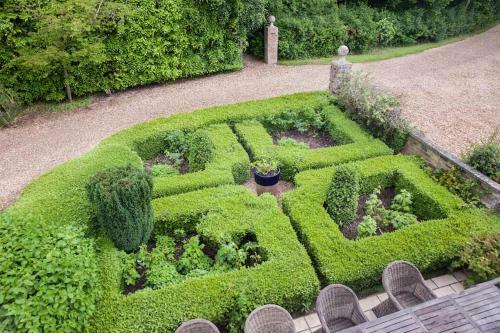 Vicarage House & Pool House