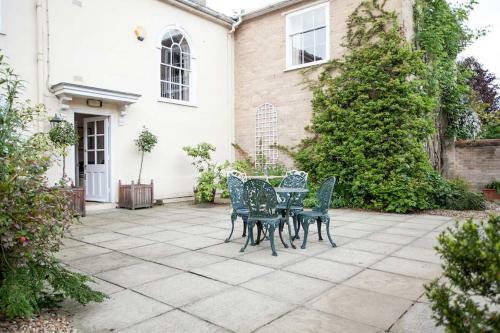 Vicarage House & Pool House
