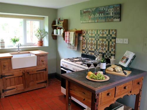 Rose Tree Cottage, Westbury On Severn