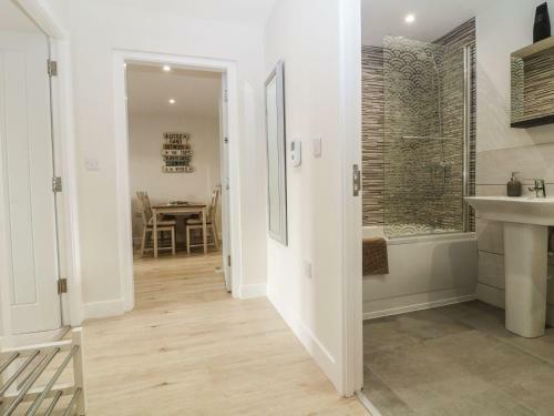 Apartment 2, Tyn-y-gongl