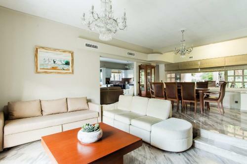 Villa Bellezza With A Large Yard And Bbq.