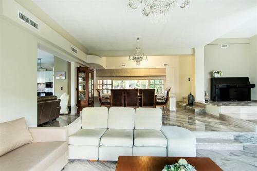 Villa Bellezza With A Large Yard And Bbq.