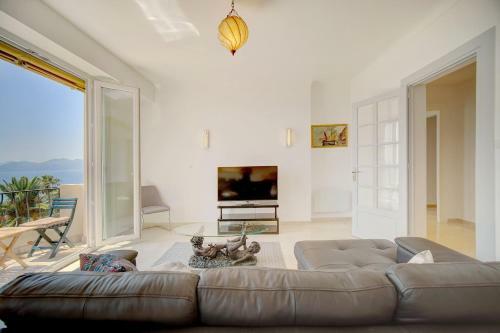 Brand New Three-bedroom Sea View Apartment
