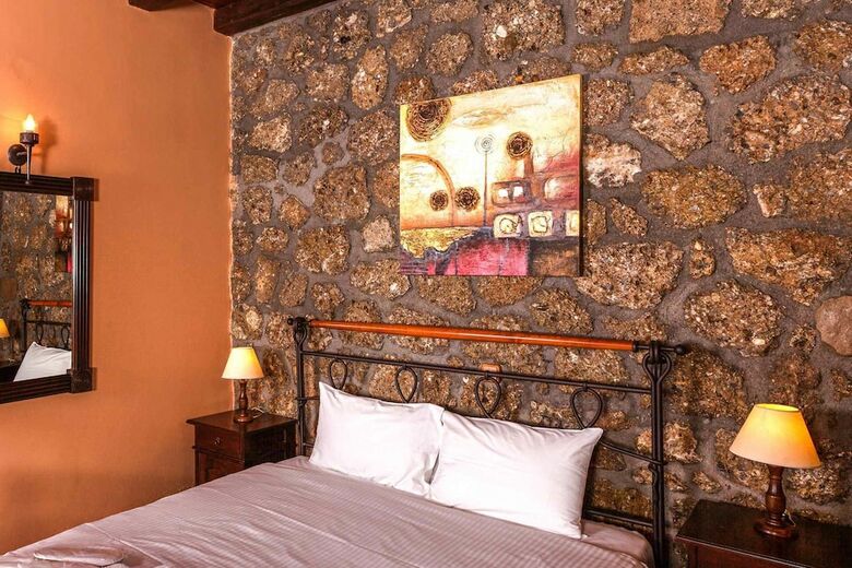 Hostal Pera Alonia Guest House