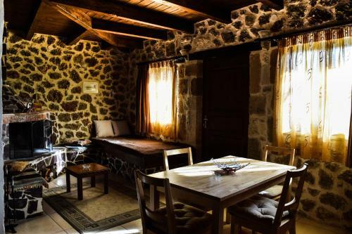 Hostal Paliokastro Guesthouse