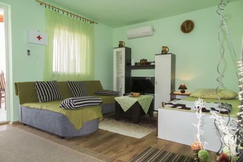 Apartments With A Parking Space Maslenica, Novigrad - 11384