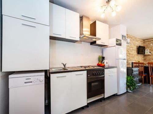 Apartment In Jasenice 35362
