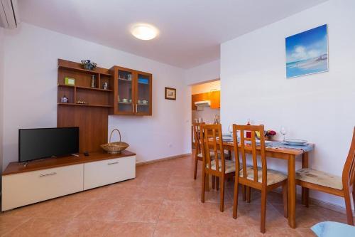 Apartments With A Swimming Pool Novigrad - 7078