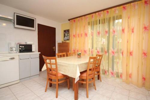 Apartments With A Parking Space Novigrad - 7108