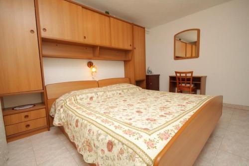Apartments With A Parking Space Novigrad - 7108
