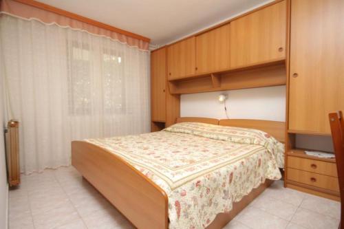 Apartments With A Parking Space Novigrad - 7108