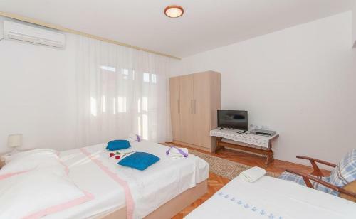 Apartments With A Parking Space Omis - 14422