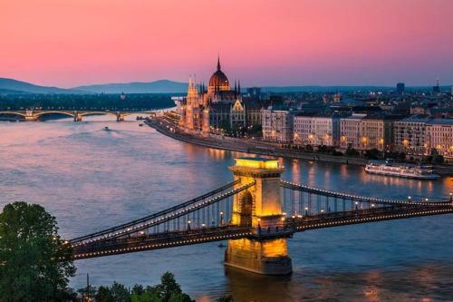 Chain Bridge Apartment