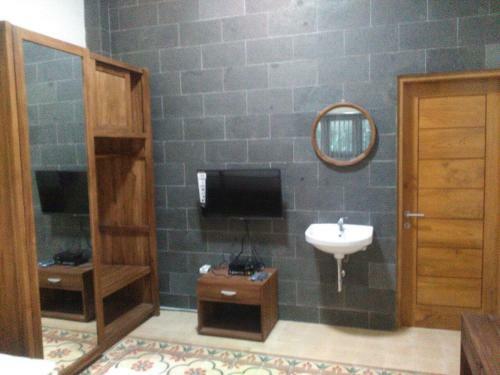 Hostal Reddoorz @ Letjend S. Parman Pacitan