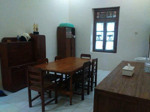 Hostal Reddoorz @ Letjend S. Parman Pacitan