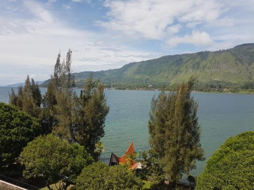 Zo�?s Paradise Waterfront Hotel