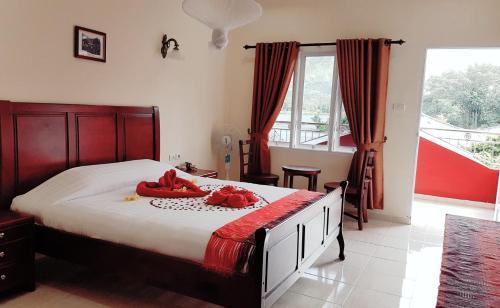 Zo�?s Paradise Waterfront Hotel