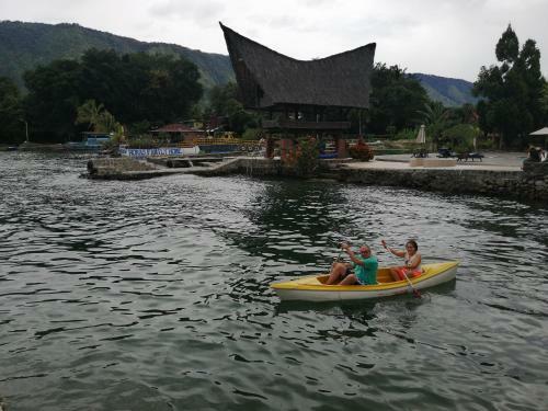 Zo�?s Paradise Waterfront Hotel