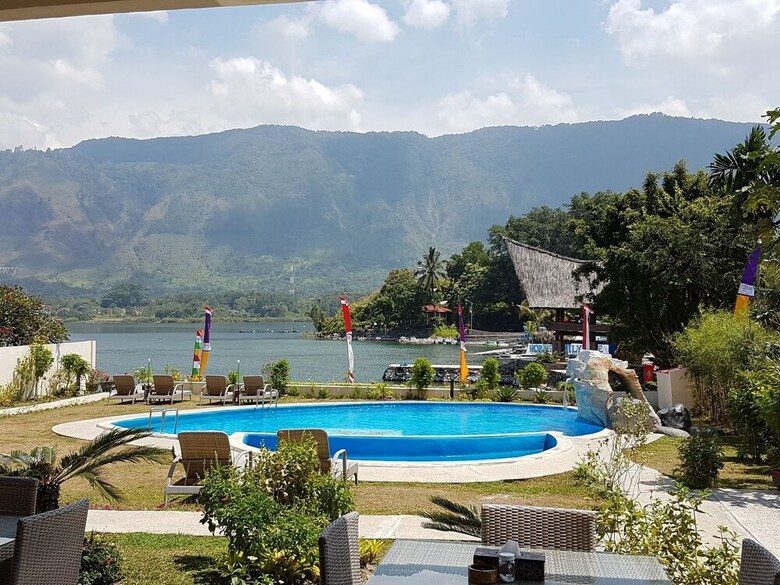 Zo�?s Paradise Waterfront Hotel