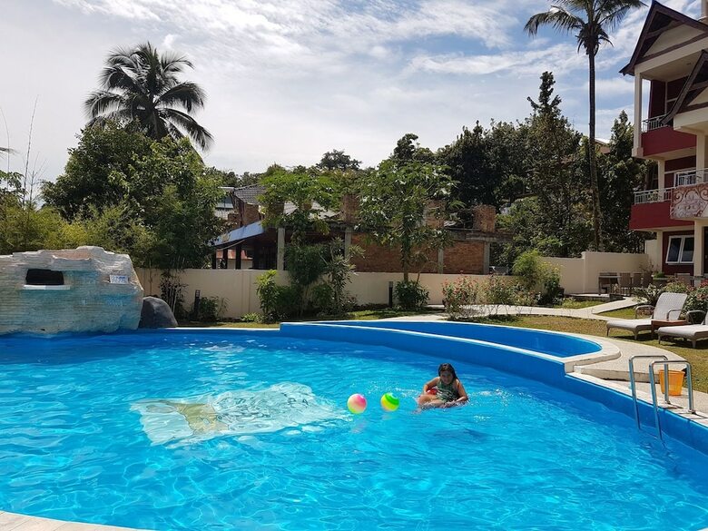 Zo�?s Paradise Waterfront Hotel